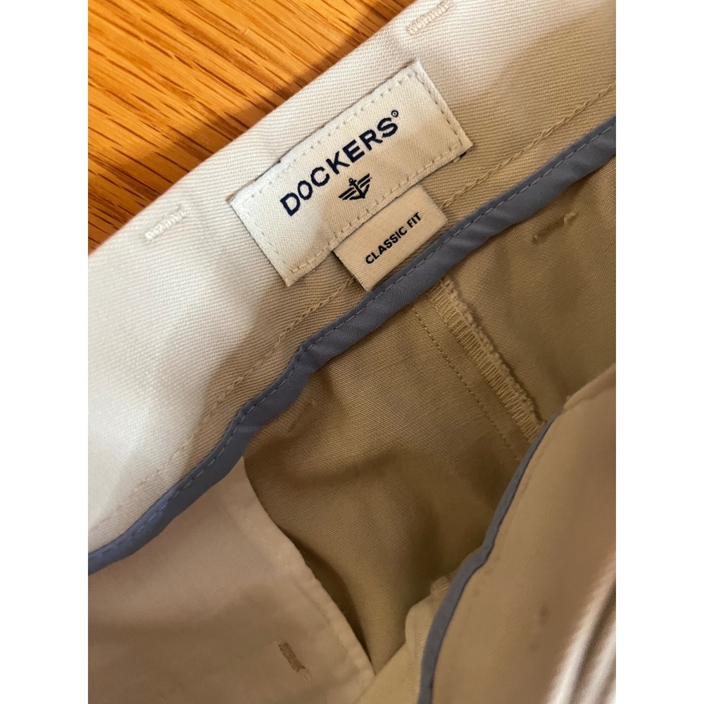 Dockers Mens Classic Fit Pleated Chino Pants Light Khaki Tan W36 L32 - Picture 3 of 4